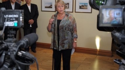 Bachelet hizo ver su molestia por dichos de Fidel Castro al llegar a Chile