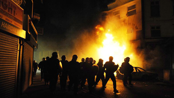   Estudio concluyó que descontento con la Policía detonó disturbios en Reino Unido 