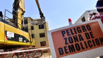   La demolición de edificio dañado por el terremoto del 27-F en Maipú 