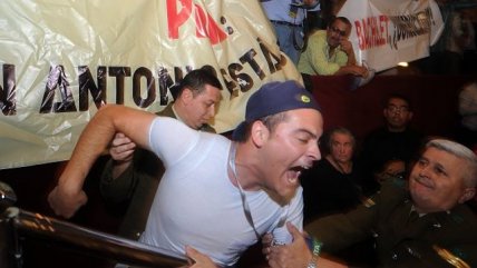 Carabineros desalojó tribunas de la Cámara durante interpelación a Eyzaguirre