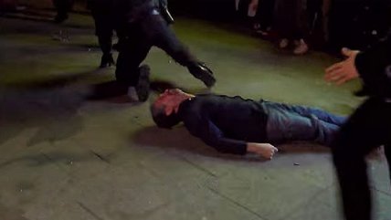   Policía alemana noqueó a transeúnte en medio de disturbios 