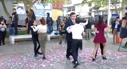 Con un vals en la calle se celebraron las primeras uniones civiles de Santiago