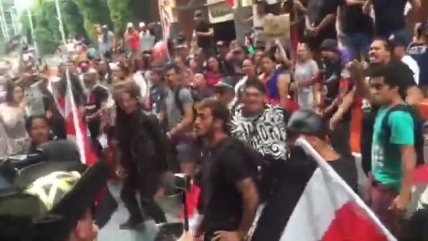   Neozelandeses protestan con un 