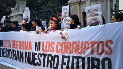 La protesta de los estudiantes en la sede del Congreso en Santiago