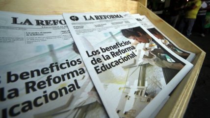 Ministra de Educación llegó hasta la Vega a repartir el diario 