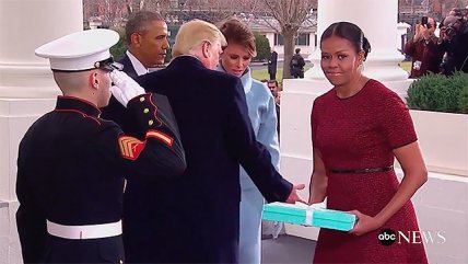   Melania Trump incomodó a Michelle Obama con inesperado regalo 