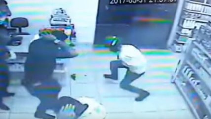  Ladrón adolescente murió al asaltar farmacia llena de policías 