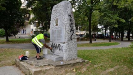 Profanan con símbolos musulmanes un monumento en memoria del Holocausto
