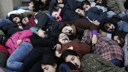 La singular protesta de los estudiantes frente al Ministerio de Hacienda
