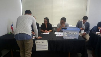   El emotivo inicio del voto chileno en Wellington, Nueva Zelanda, relatado por el cónsul 