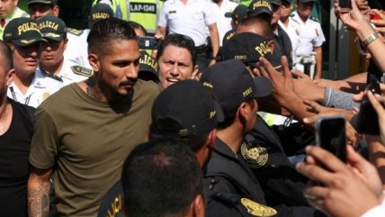 El recibimiento brindado por los aficionados peruanos a Paolo Guerrero