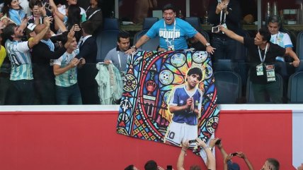 Diego Maradona alienta a Argentina con un particular lienzo