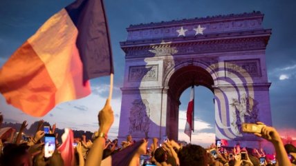 Las dos caras de la celebración en París tras el título de Francia en el Mundial