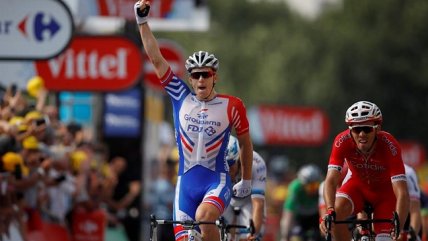  Demare ganó el esprint y Thomas pasa un día más de amarillo  