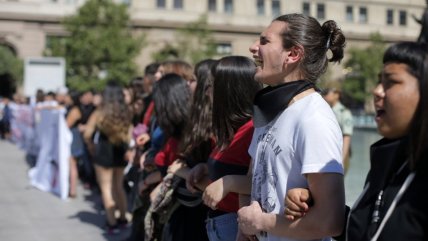 La cadena humana de los estudiantes de la ACES frente a La Moneda