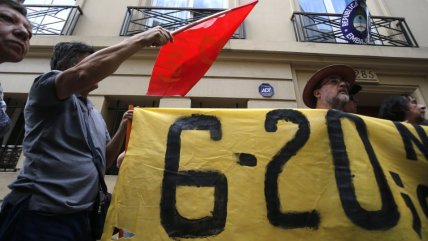   En Santiago: Manifestantes protestan en embajada argentina contra el G20 