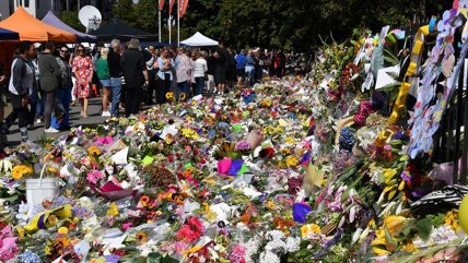  Con miles de flores, recuerdan a las víctimas del atentado en Christchurch  