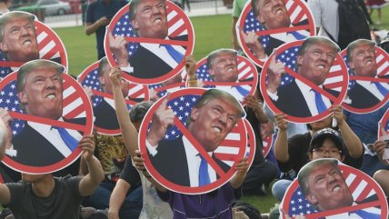  Cientos protestaron contra la llegada de Trump a Corea del Sur  