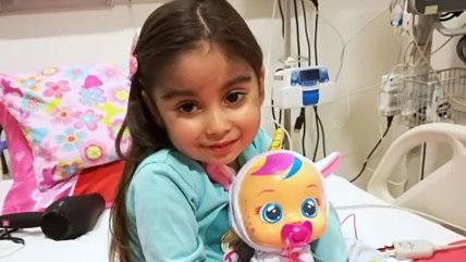  Niña de cinco años espera un 