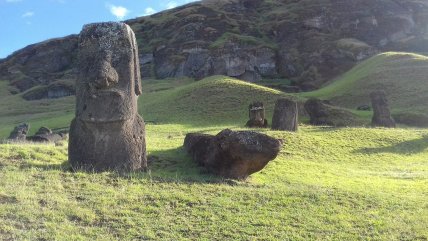  Rapa Nui funó a turista que hizo algo prohibido con los moai  