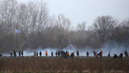  La Policía griega volvió a lanzar gas contra migrantes  