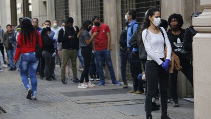 Largas filas para cobrar el seguro de cesantía en medio de crisis por el Covid-19 Largas filas para cobrar el seguro de cesantía en medio de crisis por el Covid-19