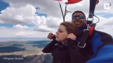   Hombre pidió matrimonio a su polola mientras ambos caían en paracaídas 