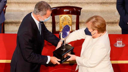   Angela Merkel recibe premio Carlos V en España 