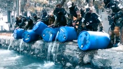  Afganistán: Talibanes derraman miles de litros de alcohol al agua 