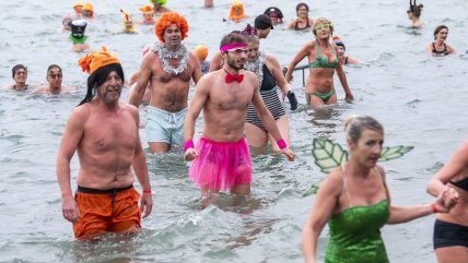   Decenas nadaron con disfraz en lago de Ginebra para dar la bienvenida al 2022 