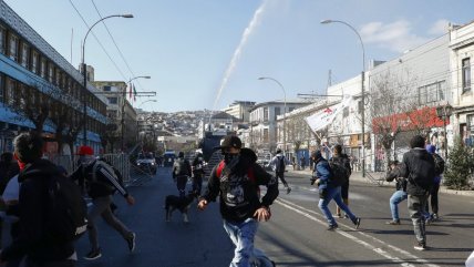   Manifestantes se enfrentan a Carabineros en las afueras del Congreso 
