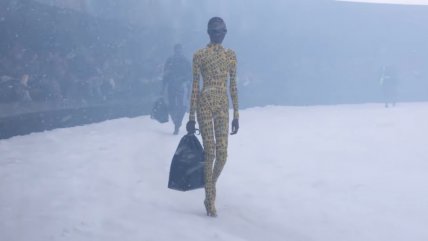   Troleo masivo: Balenciaga lanza cartera igual a una bolsa de basura por más $1.500.000 