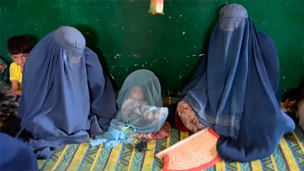   Cómo cambió la vida de las mujeres a un año del control talibán en Afganistán 