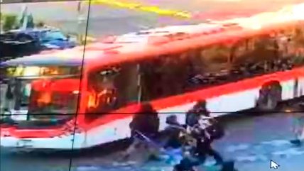   Vándalos le prendieron fuego a una micro en la Alameda 