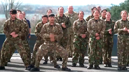   Con un haka maorí, militares neozelandeses realizaron tributo a la reina Isabel II 