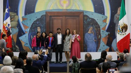  Presidente Boric develó mural en homenaje a Gabriela Mistral con la primera dama mexicana  