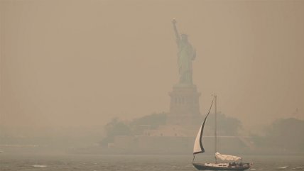   Nueva York se oscurece por el humo de los incendios en Canadá 