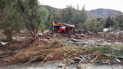  Carabineros trabaja en la búsqueda de personas desaparecidas en Peumo tras desborde del río 