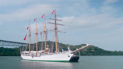   El majestuoso paso de La Esmeralda por el Canal de Panamá 
