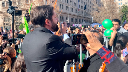   Megáfono en mano, el Presidente Boric respondió a marcha de comités de vivienda frente a La Moneda 