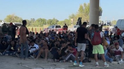   Miles de migrantes llegan a ciudad fronteriza de EEUU con México 