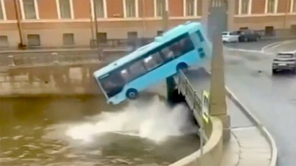   Bus cayó a río con una veintena de pasajeros en Rusia 