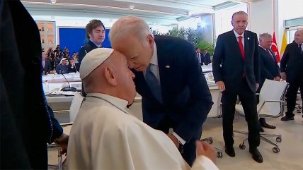   Biden apoya su frente sobre la del papa al encontrase en la cumbre del G7 
