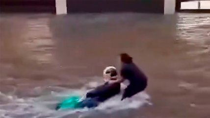   Motociclista arrastrado por inundaciones en Italia vivió dramático rescate 