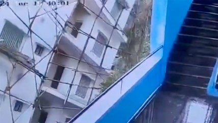   Lluvias provocan impactante derrumbe de edificio en construcción en India 