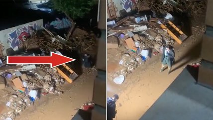   Reportero se manchó con barro para despachar desde zona inundada de Valencia 