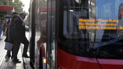  Usuarios molestos por alza del transporte público: 