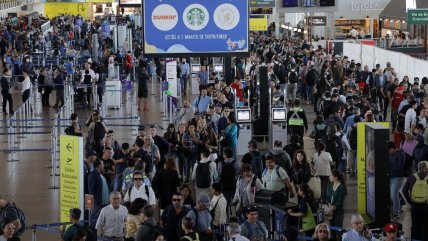   Aerolíneas por tótems de autoatención: Turistas se llevan una imagen de un aeropuerto colapsado 