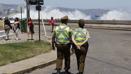   Viña del Mar: Armada y Carabineros resguardan avenida Perú por marejadas 