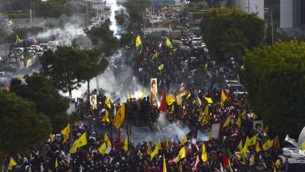  Partidarios de Hezbolá protestan a la entrada del aeropuerto internacional Rafic Hariri  